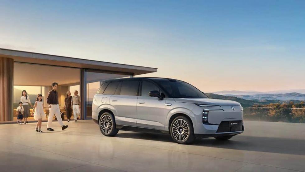 Νέο Denza N8L: PHEV με 762 άλογα και 230 χλμ. ηλεκτρική αυτονομία